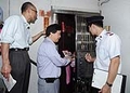 九龍城區防火委員會主席蕭楚基（中）與九龍城民政事務處、消防處及屋宇署人員，向「三無大廈」的居民派發宣傳單張，推廣消防和樓宇安全。