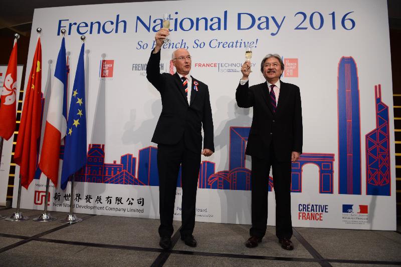 The Financial Secretary, Mr John C Tsang (right), and the Consul General of France in Hong Kong and Macau, Mr Eric Berti, propose a toast at the French National Day 2016 reception this evening (July 14).