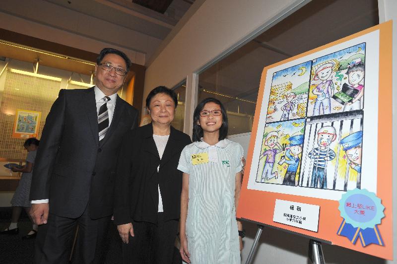 The Commissioner of Police, Mr Lo Wai-chung (first left) and the Vice-Chairman and Chief Executive of Hang Seng Bank, Ms Rose Lee (middle) take photo with one of the winners.