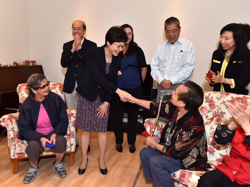 The Chief Secretary for Administration, Mrs Carrie Lam (first row, second left), visits Tsuen Wan today (July 14). Photo shows Mrs Lam chatting with the elderly people participating in an activity of the cognitive training group of the Gene Hwa Lee Centre of the Hong Kong Alzheimer’s Disease Association. Joining her are the Chairman of the Tsuen Wan District Council, Mr Chung Wai-ping (back row, second right); the President of Lee Hysan Foundation, Ms Cecilia Ho (back row, first right); and the Chairman of the Association, Dr David Dai (back row, first left).