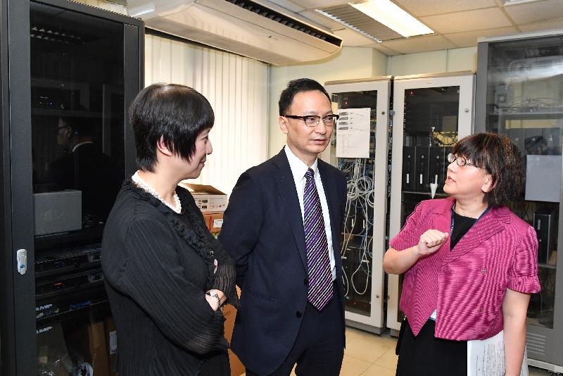 Accompanied by the Judiciary Administrator, Miss Emma Lau (left), the Secretary for the Civil Service, Mr Clement Cheung (centre), tours the control room of the Digital Audio Recording and Transcription Services today (July 15) and is briefed by a Court Reporter on the operation of the digital recording system.