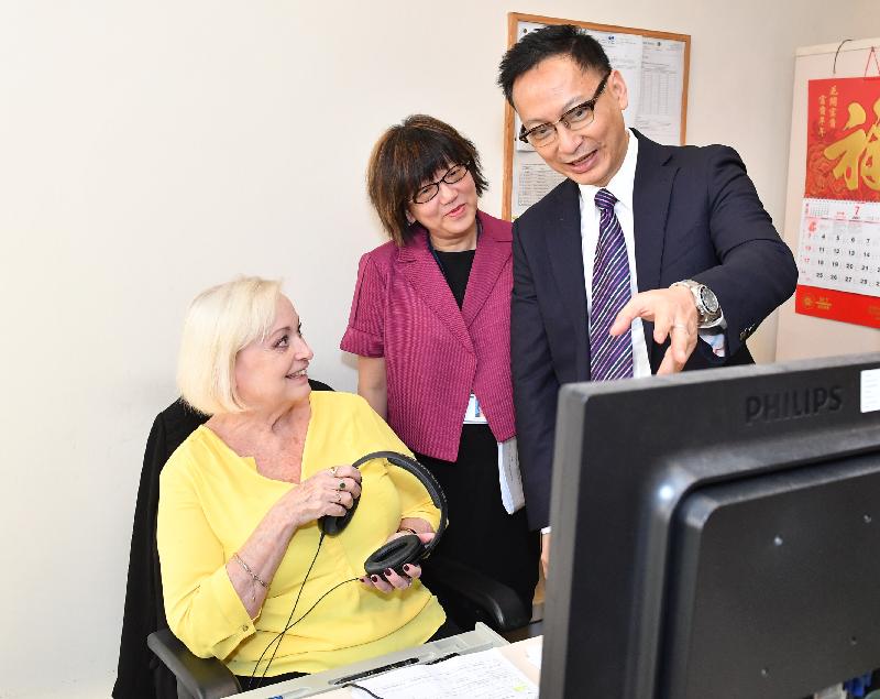 At the Transcription Centre today (July 15), the Secretary for the Civil Service, Mr Clement Cheung (right), learns more about the transcribing of the digital audio records of court proceedings.
