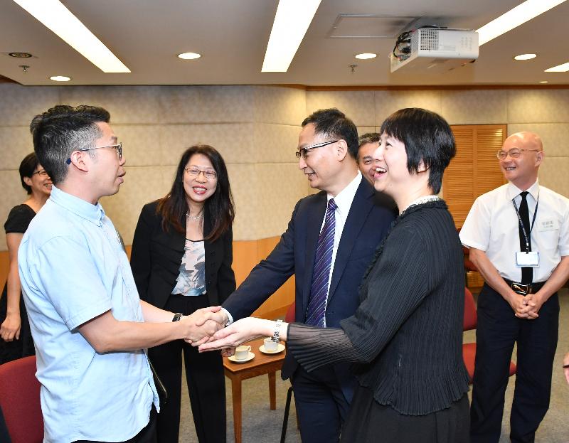 At a tea gathering with staff representatives of various civil service grades in the Judiciary Administration today (July 15), the Secretary for the Civil Service, Mr Clement Cheung (third left), encouraged them to continue providing quality support services to the Judiciary.