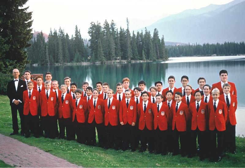 美国男童合唱团经过严格筛选和训练，经常巡回演出，深受各地乐迷爱戴。