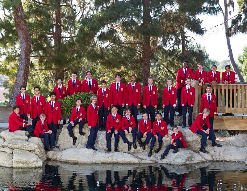 美國男童合唱團於一九七○年成立，現役團員年齡介乎十至十四歲。

