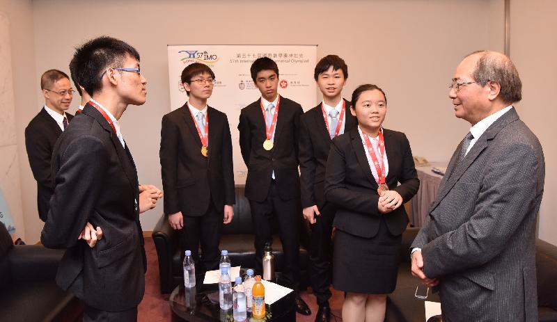 The Secretary for Education, Mr Eddie Ng Hak-kim (right), today (July 15) attended the closing ceremony of the 57th International Mathematical Olympiad. He is pictured talking to the students of the Hong Kong team.
