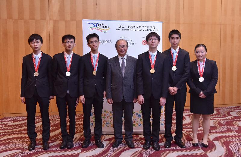 教育局局長吳克儉（中）今日（七月十五日）祝賀在第五十七屆國際數學奧林匹克獲得佳績的香港隊學生。左至右：梁睿軒、張偉霖、于鎧瑋、李信明、吳詩通及郭敏怡。
