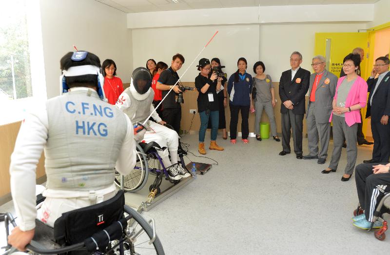 政務司司長林鄭月娥今日（七月十六日）出席香港傷健協會賽馬會傷健營優化營舍啟用典禮。圖示林鄭月娥（右一）參觀營舍設施。