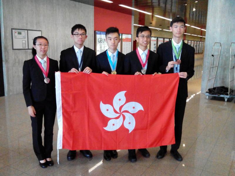 五名在第四十七屆國際物理奧林匹克獲獎的香港學生在瑞士蘇黎世合照。左起：麥可兒、葉正夫、戴煒庭、林巽良及楊逸峰。