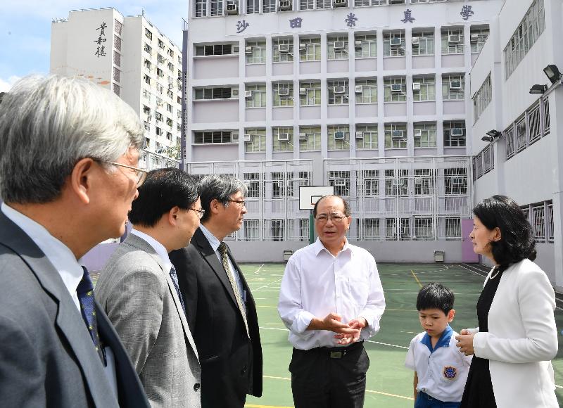 教育局局長吳克儉（右三）今日（七月十八日）參觀沙田崇真學校的操場，該操場是學校改善工程計劃增設的其中一項設施。
