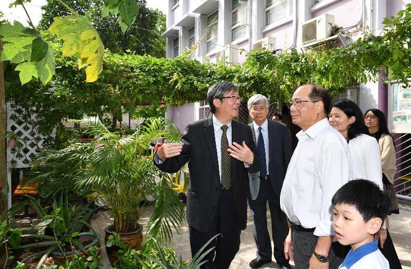 教育局局长吴克俭（左三）今日（七月十八日）参观沙田崇真学校地下操场旁的小花园。