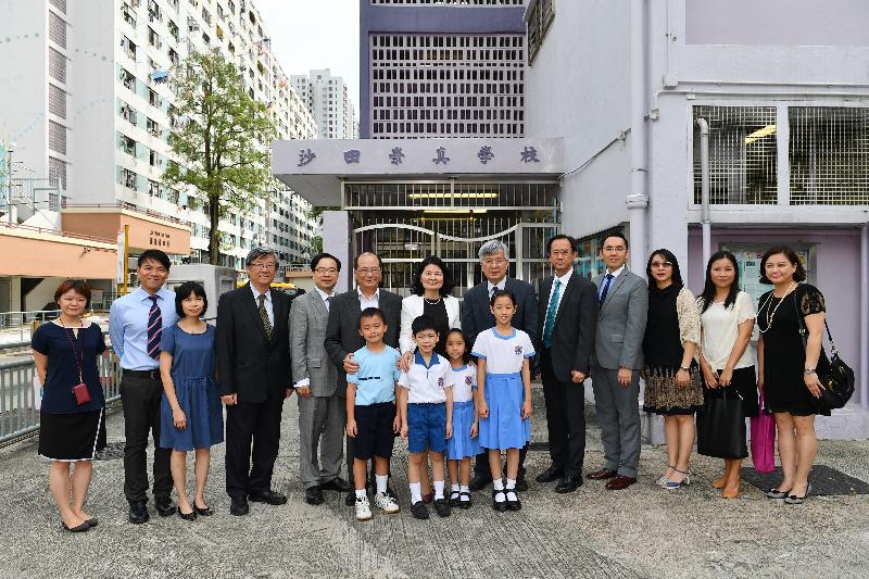 The Secretary for Education, Mr Eddie Ng Hak-kim (back row, sixth left), in a group photo with school staff and students during his visit to Shatin Tsung Tsin School today (July 18).