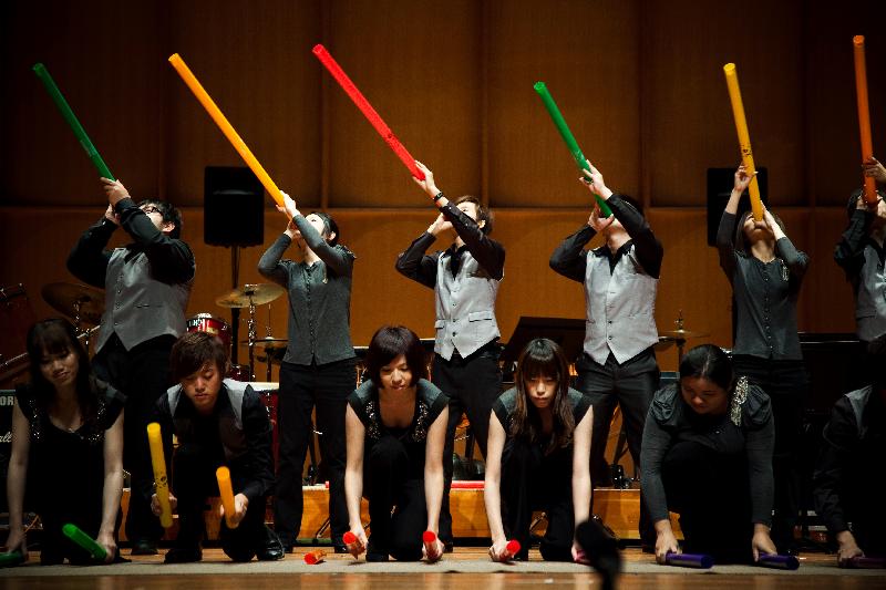 朱宗庆打击乐团2的年轻音乐精英将在《敢击好声音》音乐会上表演别出心裁和无限活力的敲击乐。