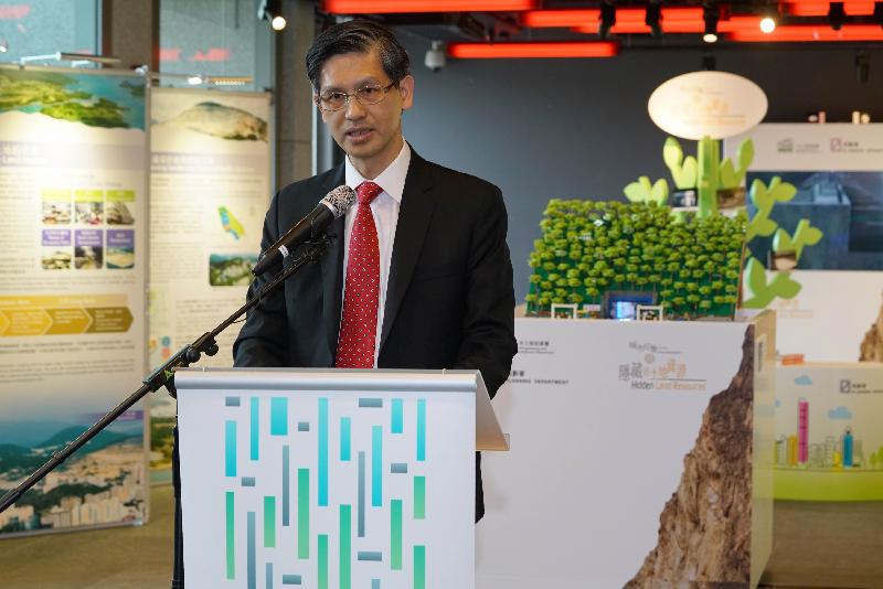 The opening ceremony of the "City Impression@Hidden Land Resources" exhibition was held at the City Gallery today (July 19). Photo shows the Director of Civil Engineering and Development, Mr Daniel Chung, addressing the ceremony.