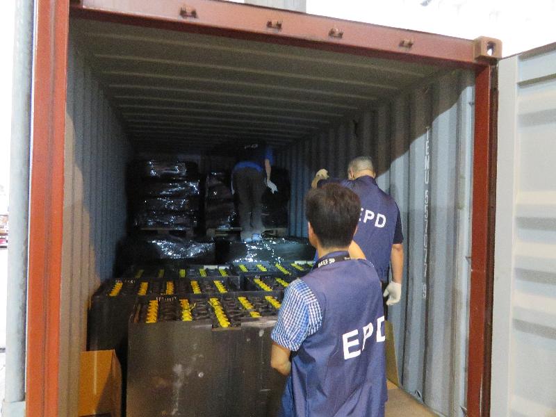 環境保護署與香港海關昨日（七月十八日）在葵涌貨櫃碼頭進行的聯合行動中，成功截獲兩個涉嫌非法出口化學廢物的貨櫃。該兩個貨櫃共載有約2 000個廢鉛酸電池，涉嫌未領有許可證作非法出口，違反《廢物處置條例》。