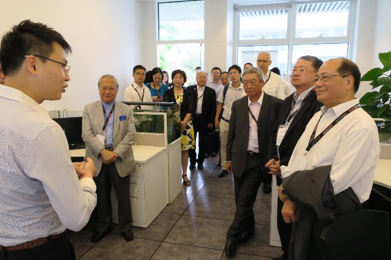 教育局局長吳克儉（右一）今日（七月二十日）與六名大學校董會主席參觀前海深港青年夢工場內的創業園。