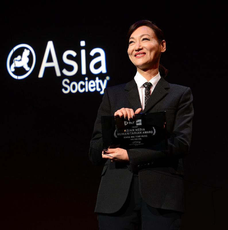 Actress Kara Wai receives the Asian Media Humanitarian Award at the Asia Society in New York on July 19 (New York time). 