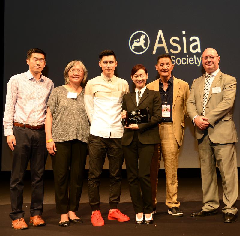 香港驻纽约经济贸易办事处处长柏嘉礼（右一）、演员惠英红（右三）和演员陈家乐（左三）七月十九日（纽约时间）在纽约出席2016年亚洲媒体人文精神奖颁奖礼。 