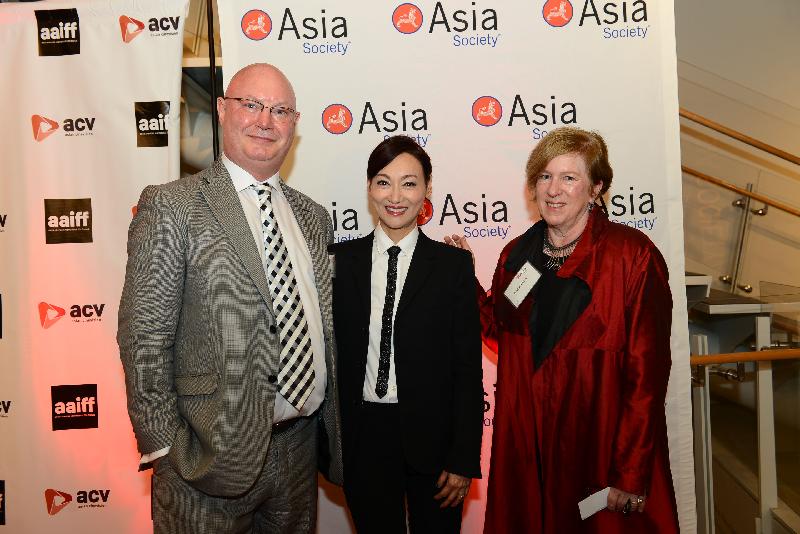 香港駐紐約經濟貿易辦事處處長柏嘉禮（左）七月十九日（紐約時間）在紐約與演員惠英紅（中）和亞洲協會環球演藝和特色文化倡議總監顧麗采 （右）合照。 
