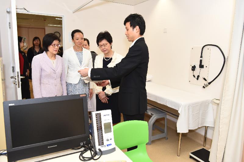 The Chief Secretary for Administration, Mrs Carrie Lam (second right), visited the Department of Health (DH) this morning (July 20). Photo shows Mrs Lam being briefed on the use of the Clinical Information Management System by the Senior Medical and Health Officer of the Fanling Families Clinic, Dr Dominic Lau (first right), during her visit to the Fanling Families Clinic in the Fanling Health Centre. Accompanying her are the Director of Health, Dr Constance Chan (first left); and the Consultant (Family Medicine), Dr Cecilia Fan (second left).
