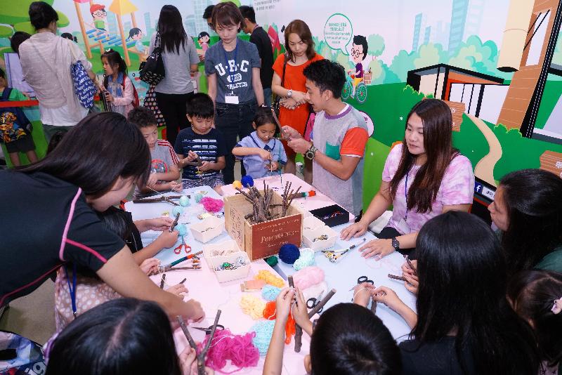 The Environmental Department (EPD) is participating in the Hong Kong Book Fair again this year. The upcycling workshops organised by the EPD enable the participants to have hands-on experience in turning waste into resources with the guidance of tutors. The workshops are popular among different Book Fair goers, especially young children.