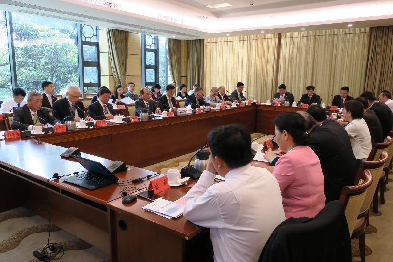The Secretary for Education, Mr Eddie Ng Hak-kim (front row, fourth left), and six university council chairmen attend the Guangdong/Hong Kong Universities High Level Meeting in Guangzhou today (July 21).