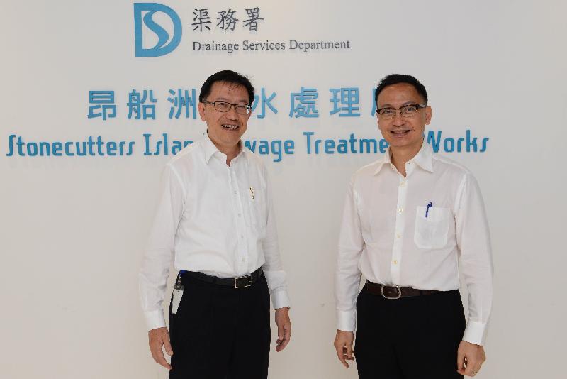 The Secretary for the Civil Service, Mr Clement Cheung (right), visited the Stonecutters Island Sewage Treatment Works today (July 22). He first met with the Director of Drainage Services, Mr Edwin Tong (left), and the directorate staff to better understand the work of the Drainage Services Department.