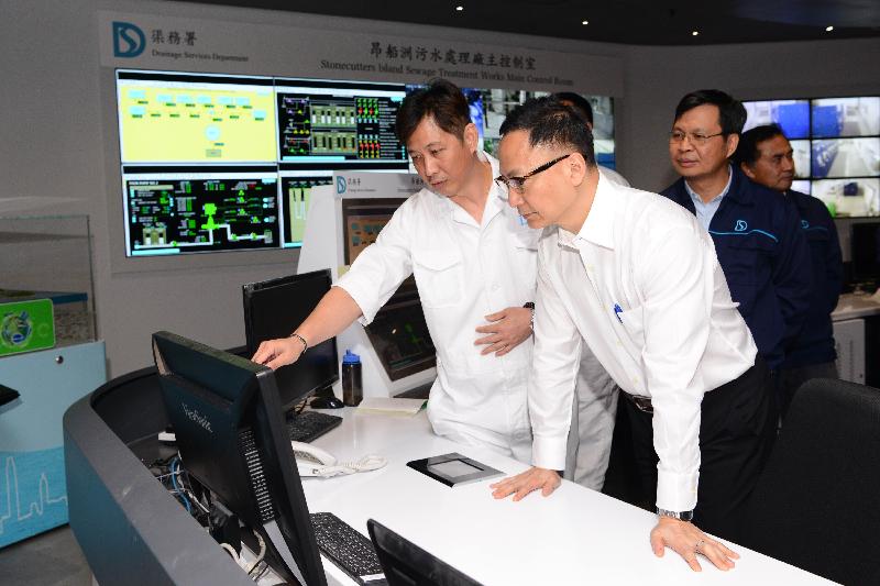 The Secretary for the Civil Service, Mr Clement Cheung (second left), visits the Drainage Services Department today (July 22) and is briefed by staff on the daily operation of the Stonecutters Island Sewage Treatment Works Main Control Room.