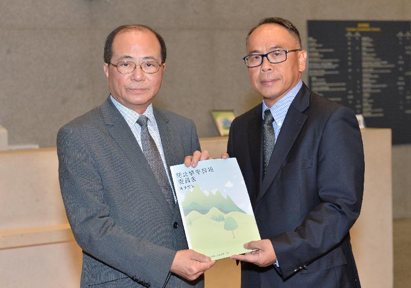 The Chairperson of the Committee on Prevention of Student Suicides, Professor Paul Yip (right), today (July 22) submits a progress report with preliminary recommendations to the Secretary for Education, Mr Eddie Ng Hak-kim (left).