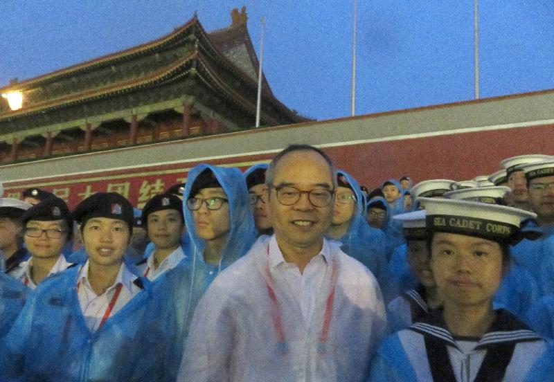 民政事務局局長劉江華（中）與八百名來自十四個制服團體的香港青少年，今日（七月二十五日）在北京天安門廣場出席升旗禮。