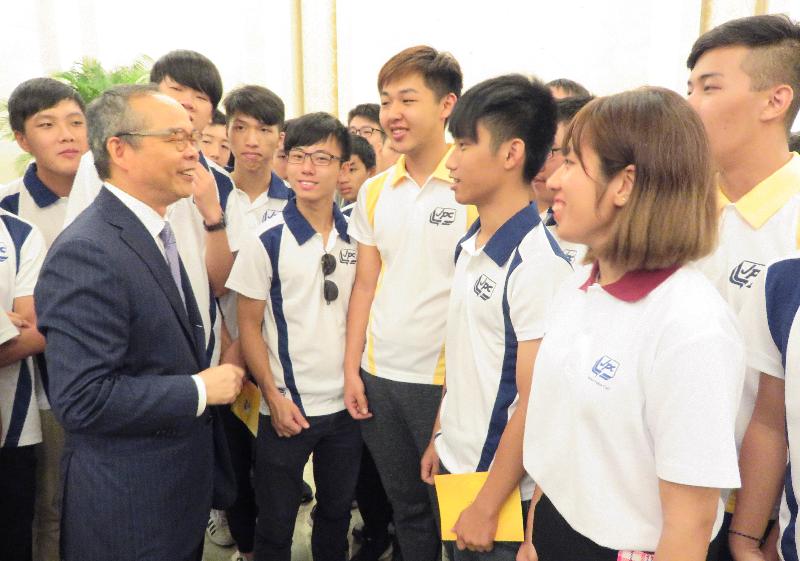 Representatives of Hong Kong uniformed youth groups chat with the Secretary for Home Affairs, Mr Lau Kong-wah, after being received by the Vice-President, Mr Li Yuanchao, at the Great Hall of the People in Beijing today (July 25).