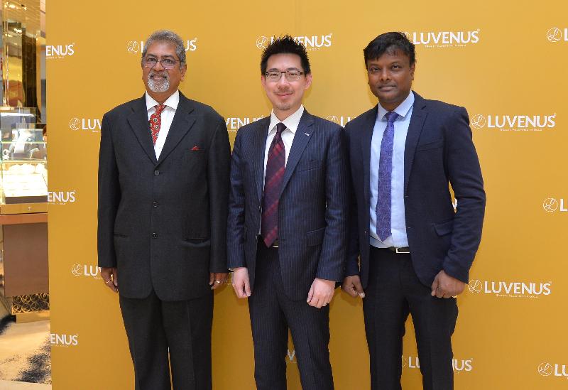 The Director of Luvenus Jewellery, Mr Suresh Keerthi (left); Associate Director-General of Investment Promotion Dr Jimmy Chiang (centre); and the Managing Director of Luvenus Jewellery, Mr Parthiban Murugaiyan (right), officiate at the opening ceremony of Luvenus Jewellery today (July 26) at Hong Kong International Airport.