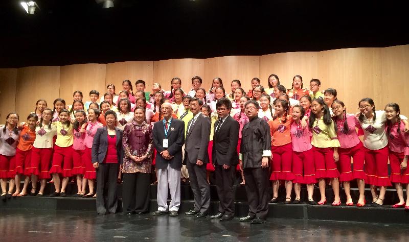 The Hong Kong Children's Choir (HKCC) is pictured with (from left): the Deputy Representative of the Hong Kong Economic and Trade Office (HKETO) in Brussels, Miss Drew Lai; the Music Director and Principal Conductor of the HKCC, Ms Kathy Fok; the Director of the HKCC, Mr Fung Yuen; the Assistant Representative of HKETO Brussels, Mr KK Yeung; the General Manager of the HKCC, Mr Wilson Tse and the conductor / accompanist of the HKCC, Mr Dominic Lam. 