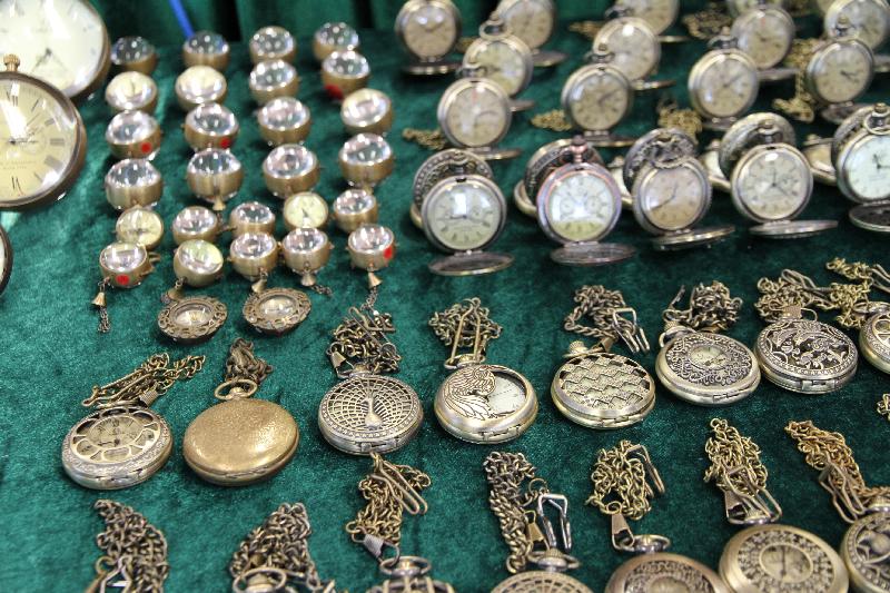 Hong Kong Customs yesterday (July 26) raided shops and fixed hawker pitches in Sheung Wan and seized a total of 244 suspected counterfeit pseudo-vintage watches and clocks with a total value of about $40,000.