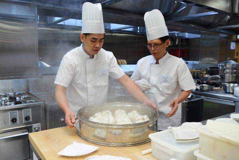 美食車先導計劃「烹飪挑戰賽」昨日（七月二十六日）在中華廚藝學院舉行，入圍申請者示範其招牌菜。