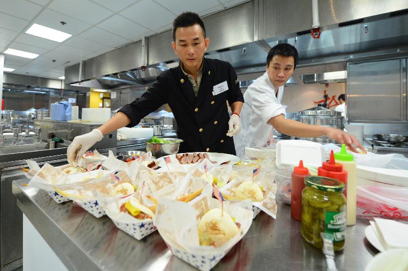 美食車先導計劃「烹飪挑戰賽」昨日（七月二十六日）在中華廚藝學院舉行，入圍申請者示範其招牌菜。