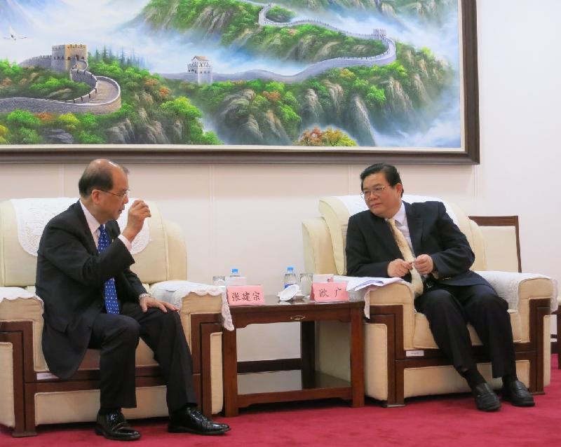 劳工及福利局局长张建宗（左）今日（七月二十八日）在北京与国家安全生产监督管理总局办公厅（国际合作司、财务司）主任（司长）欧广会面，介绍特区有关职业安全事务的最新发展。