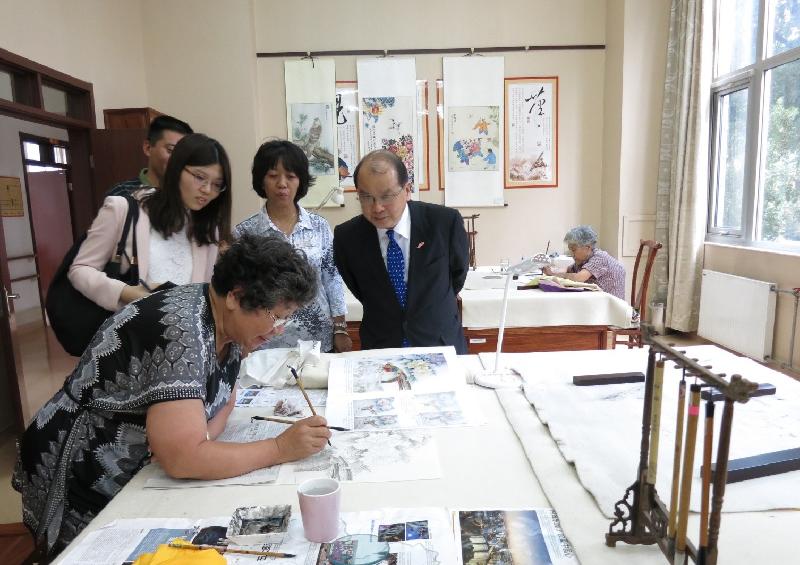 勞工及福利局局長張建宗（右一）今日（七月二十八日）參觀北京市第一社會福利院，親身了解內地的護老服務。