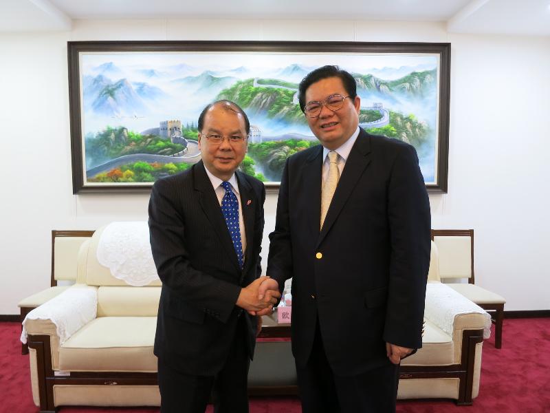 The Secretary for Labour and Welfare, Mr Matthew Cheung Kin-chung (left), meets with the Director-General of the General Office (Department of International Cooperation and Department of Finance) of the State Administration of Work Safety, Mr Ou Guang, in Beijing today (July 28) to brief him on the latest developments of occupational safety in Hong Kong.
