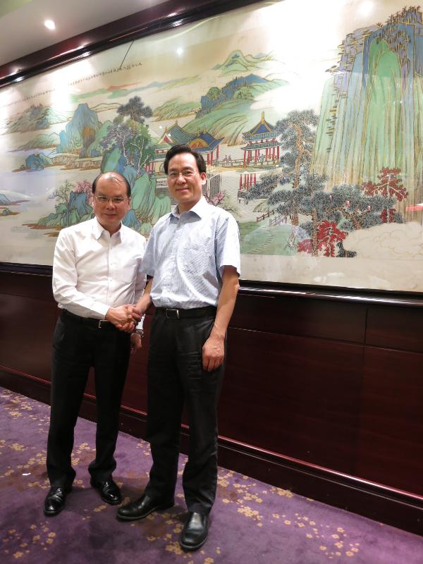 The Secretary for Labour and Welfare, Mr Matthew Cheung Kin-chung (left), meets with the Vice Minister of the Ministry of Human Resources and Social Security, Mr Kong Changsheng, in Beijing today (July 28) to exchange views on the latest labour market situation in Hong Kong and the Mainland.