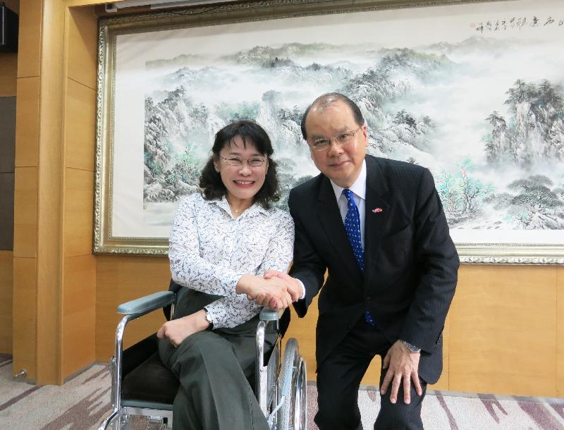 The Secretary for Labour and Welfare, Mr Matthew Cheung Kin-chung (right), meets with the Chairperson of the China Disabled Persons' Federation, Ms Zhang Haidi, in Beijing today (July 29) to exchange views on rehabilitation policy.