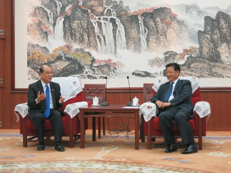 The Secretary for Labour and Welfare, Mr Matthew Cheung Kin-chung (left), meets with the Executive Vice President of the China Enterprise Confederation, Mr Huang Haisong, in Beijing today (July 29) to share with him Hong Kong's latest developments in the work of labour rights protection and fostering harmonious employer-employee relations.