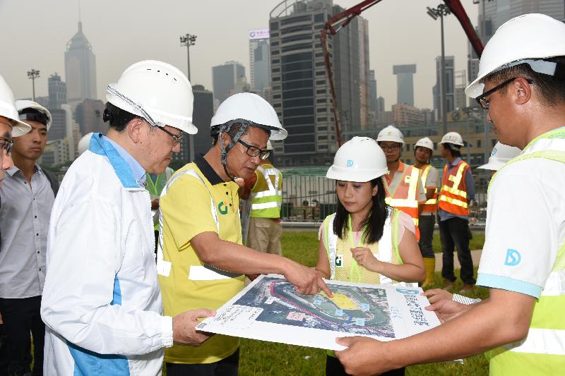 發展局局長陳茂波（左二）向渠務署署長唐嘉鴻（左一）和渠務署高級工程師（排水工程）鄭雅思（右二）了解「跑馬地地下蓄洪計劃」的進展。