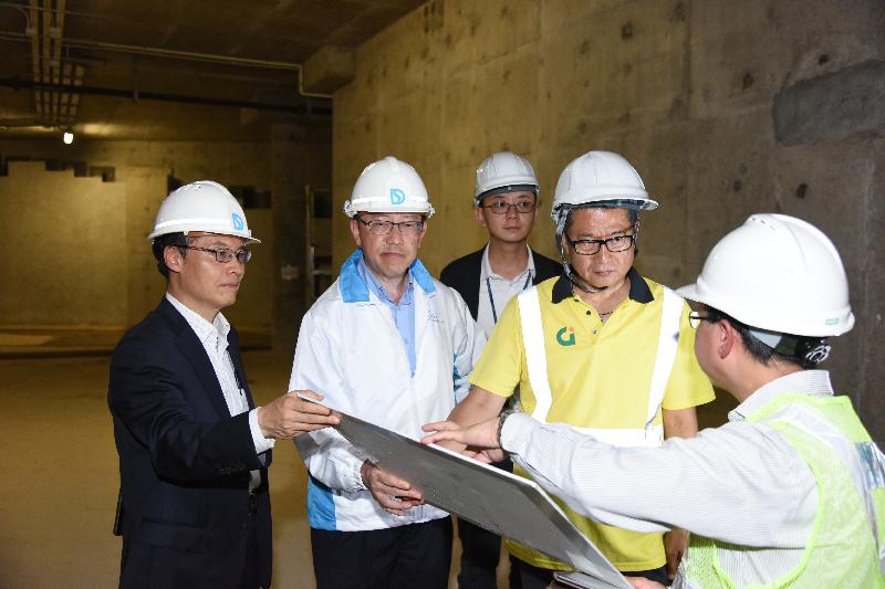 The Secretary for Development, Mr Paul Chan (second right); the Political Assistant to Secretary for Development, Mr Allen Fung (centre); the Director of Drainage Services, Mr Edwin Tong (second left); and the Assistant Director (Operations and Maintenance), Mr Fedrick Kan (first left), are briefed on the works progress of the Happy Valley Underground Stormwater Storage Scheme by the Chief Engineer (Drainage Projects), Mr Kan Hon-shing (first right).