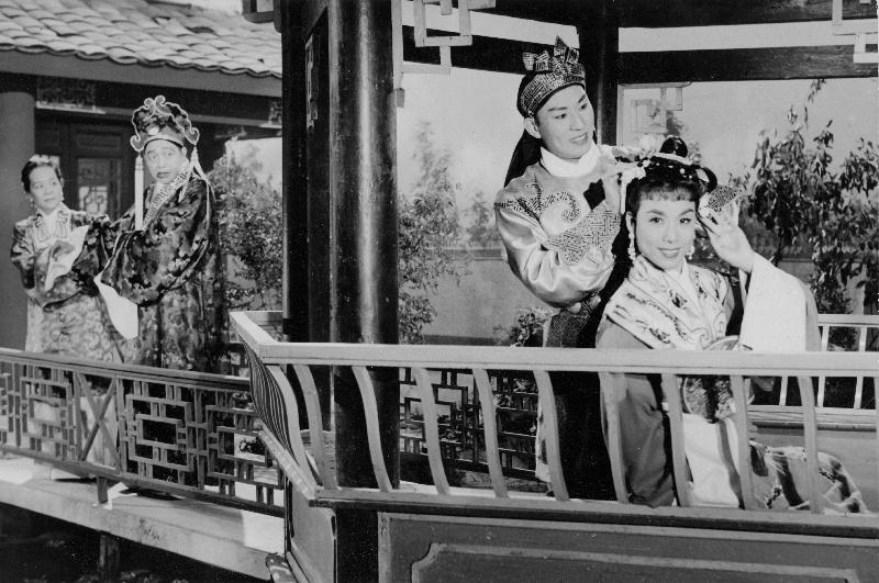 《藍袍惹桂香》（1960）劇照。