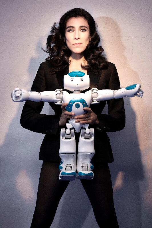 编舞布兰卡．李与「舞吧！ROBOT」节目中身高两呎的可爱机械人「舞蹈新丁」NAO。
