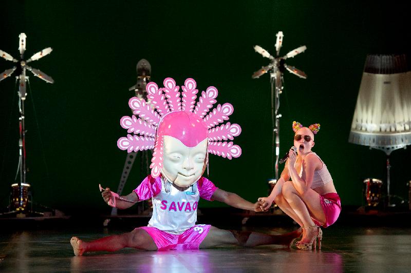 西班牙《國家報》稱讚「舞吧！ROBOT」節目「視覺及舞台效果強勁，舞蹈編排玩味十足，題材幽默而辛辣」。

