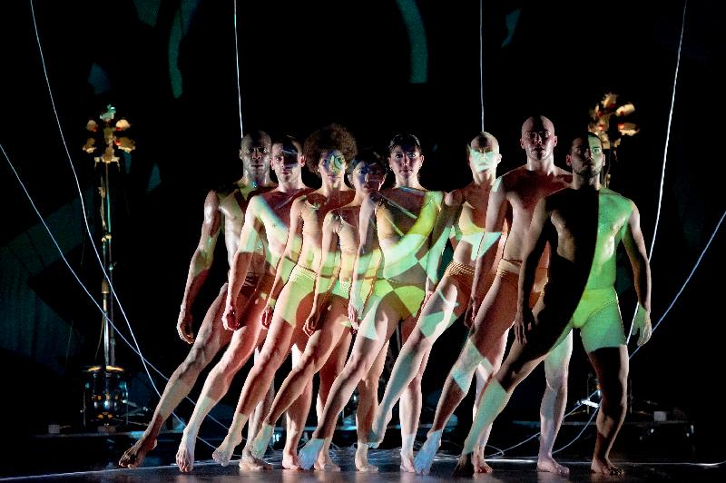 Eight agile dancers will take audiences into a surreal world in the dance extravaganza "ROBOT".