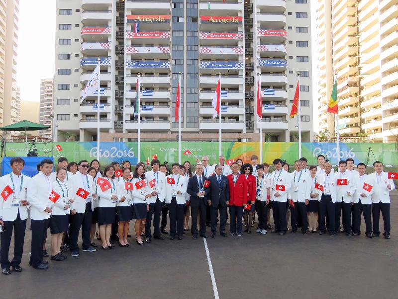 民政事務局局長劉江華（前排左十）八月四日（里約熱內盧時間）出席在巴西里約熱內盧奧運選手村為香港代表團舉行的歡迎儀式及升旗禮。