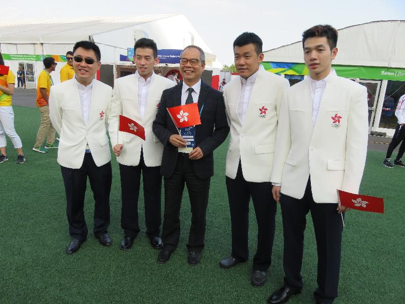 The Secretary for Home Affairs, Mr Lau Kong-wah (centre), in a photo with table tennis team manager Chan Kong-wah (first left) and athletes Wong Chun-ting (second left), Tang Peng (second right) and Ho Kwan-kit (first right) after attending a welcoming ceremony and a flag raising ceremony for the Hong Kong delegation in Rio de Janeiro, Brazil, on August 4 (Rio de Janeiro time).